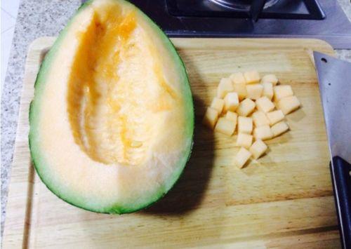 柯基吃哈密瓜,柯基萌宠的夏日哈密瓜盛宴